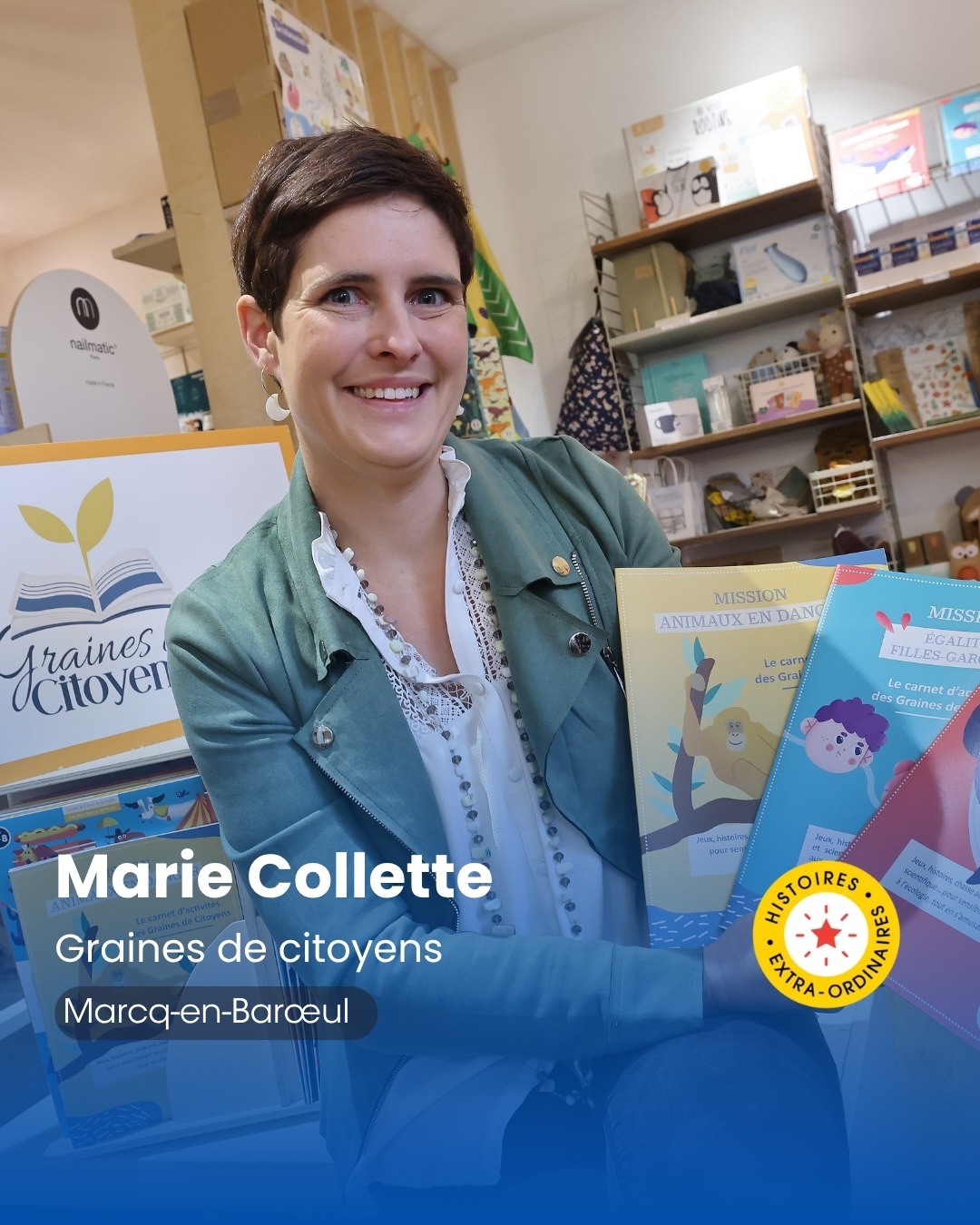 Portrait de Marie Collette, fondatrice de Graines de citoyens à Marcq en Baroeul, tenant des cahiers pédagogiques dans ses mains, au sein d'une librairie.