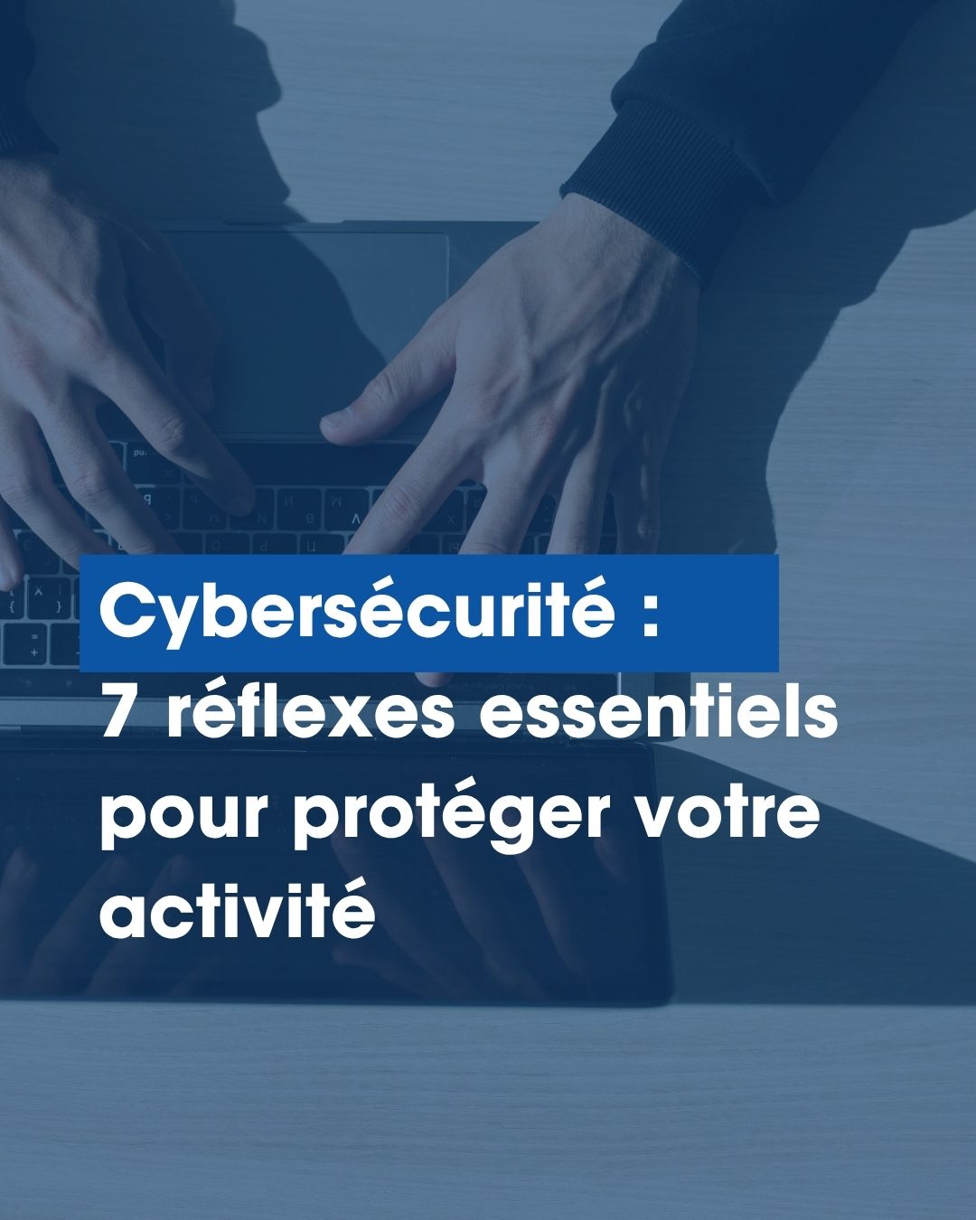 Vue plongeante sur des mains qui tapent au clavier d'un ordinateur portable.