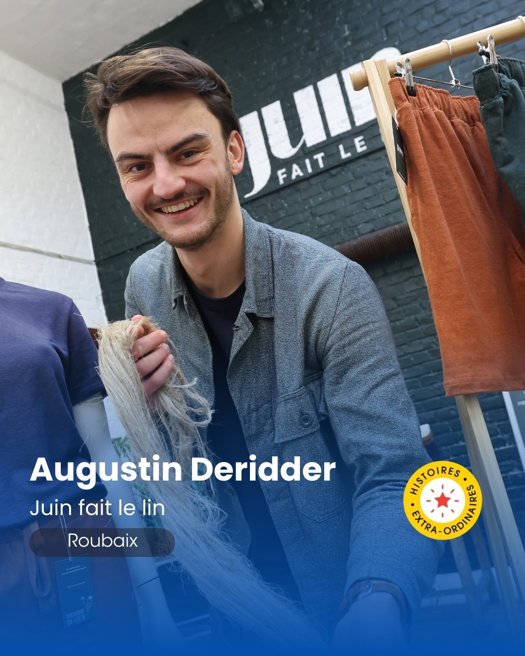 Portrait d'Augustin Deridder, fondateur de Juin fait le lin, tient du lin dans ses mains, des vêtements en lien sont disposés sur des ceintres.