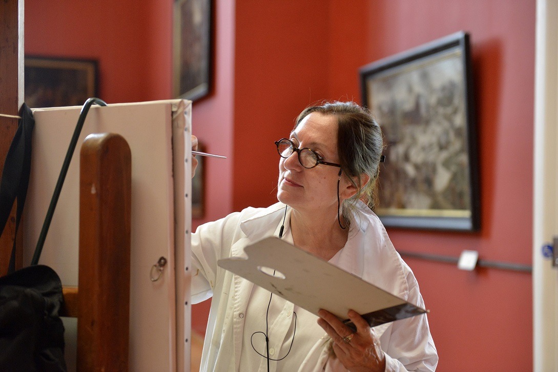 L-Atelier-du-copiste_Catherine Catherine au travail sur la toile au sein du musée