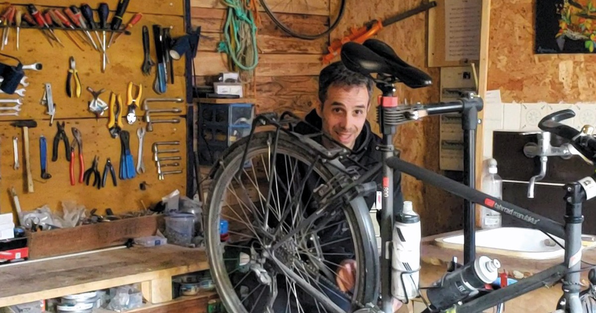 Luc dans son atelier de réparation de vélo